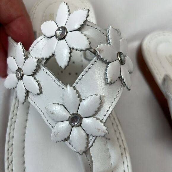 Taps by Kinder White floral embellished thong sandals NWOT size 10 - Picture 2 of 8